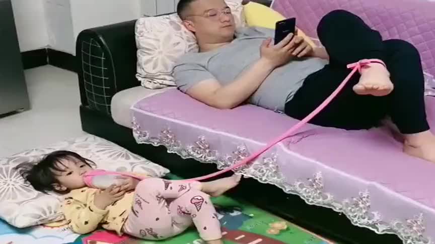 爸爸带孩子开心就好,接下来一幕,真是太搞笑了