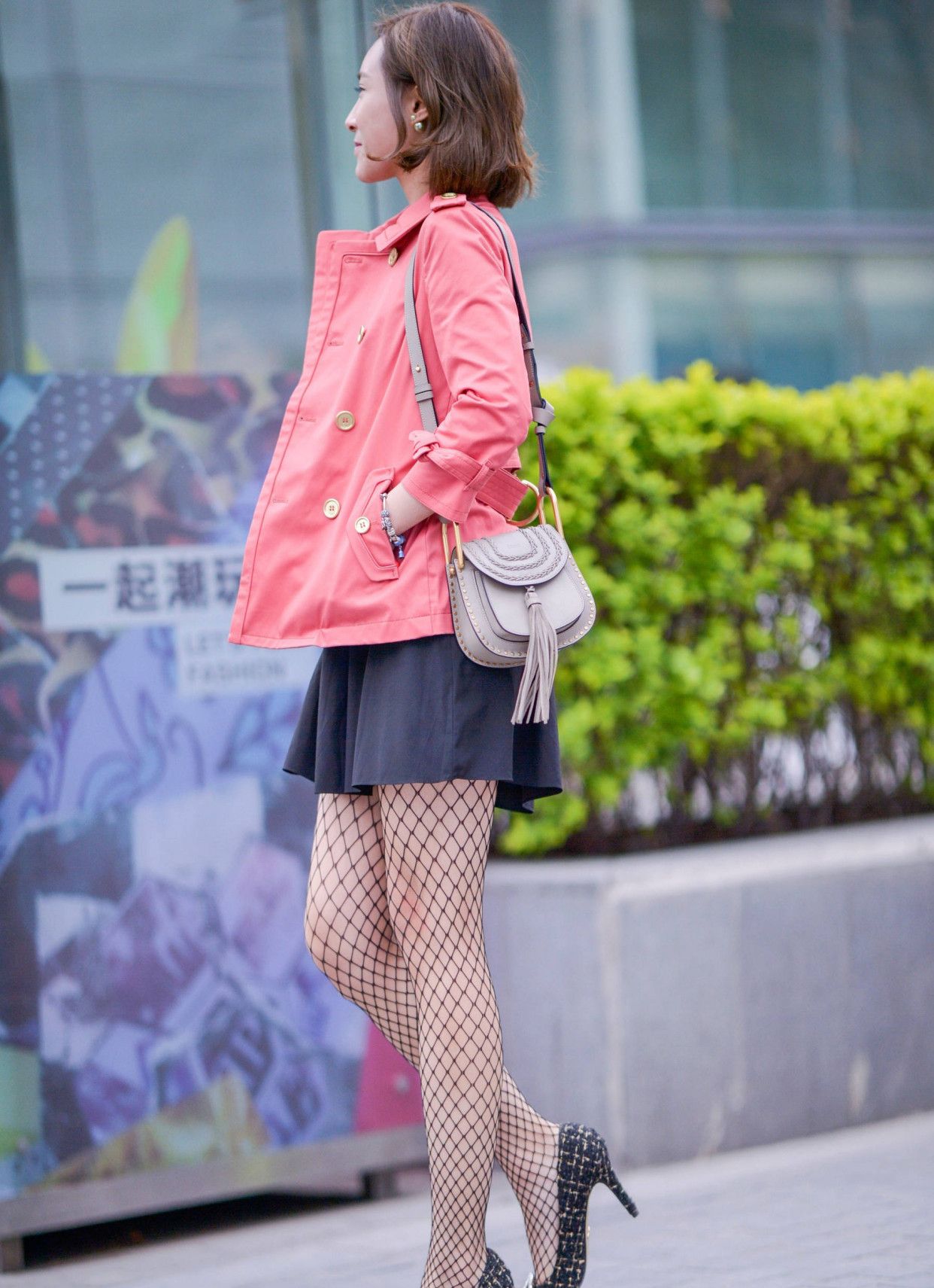 粉红色外套搭配网袜简直太个性了十足的另类姐姐哦