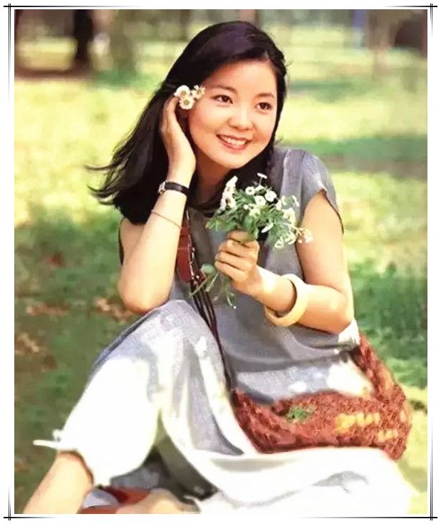 邓丽君80年代的甜美穿搭碎花裙配坡跟鞋歌甜人美造型也是一绝