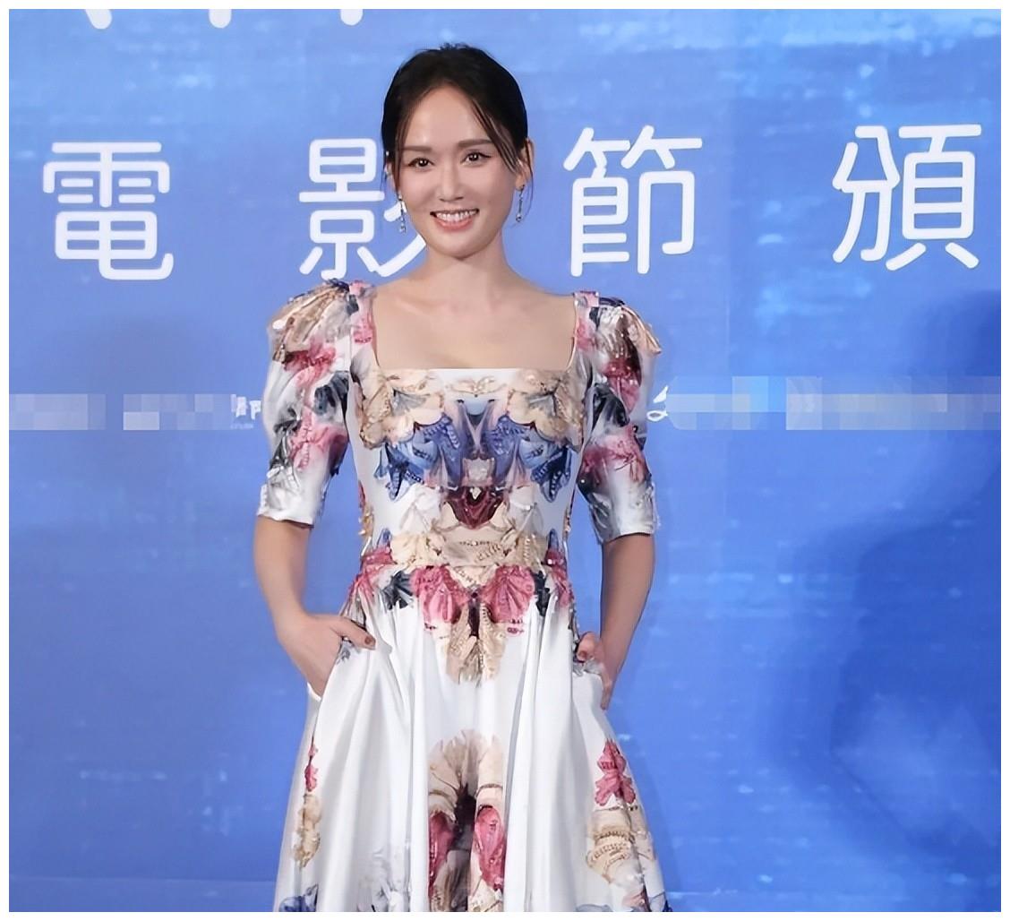 7月最土的三大红毯!鸡毛装、披床单、野猪造型,土得我笑出猪叫休闲区蓝鸢梦想 - Www.slyday.coM 7月最土的三大红毯!鸡毛装、披床单、野猪造型,土得我笑出猪叫休闲区蓝鸢梦想 - Www.slyday.coM