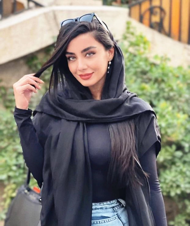 黑头巾大长袍看了伊朗女人的街拍原来头巾也可以美如彩虹