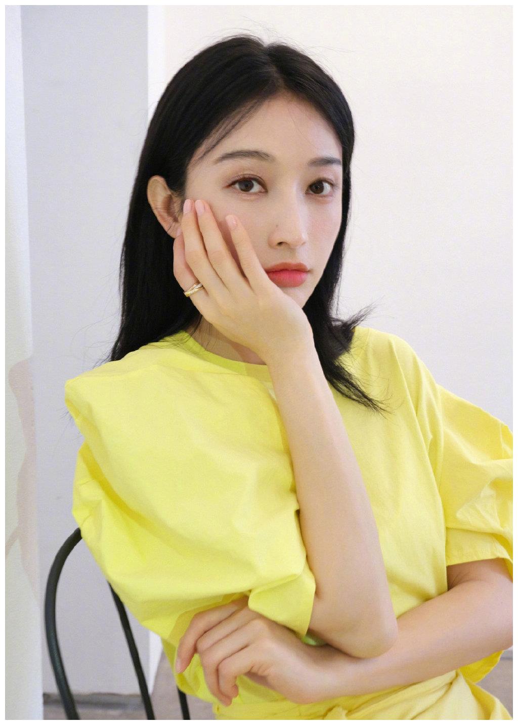 张俪晒私服照,穿淡黄的连衣裙配蓬松的长发,皮肤白皙少女感爆棚