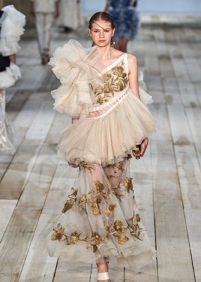 "花匠" sarah burton 模特展示新春夏服装设计!