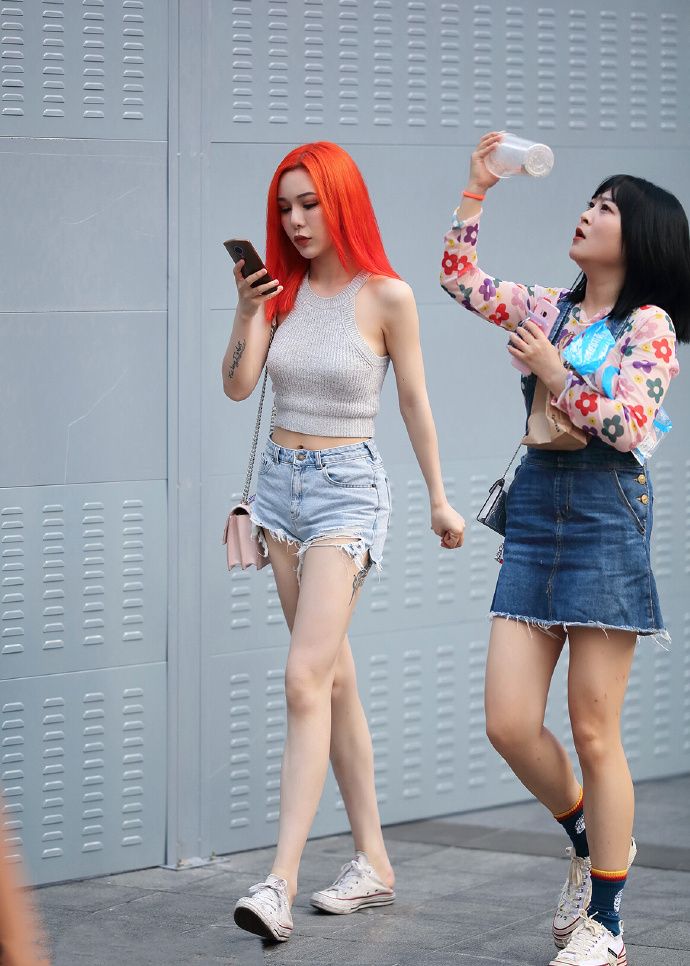 街拍美女,属于夏日精致小姐姐的穿搭参考,一出门就有高回头率!