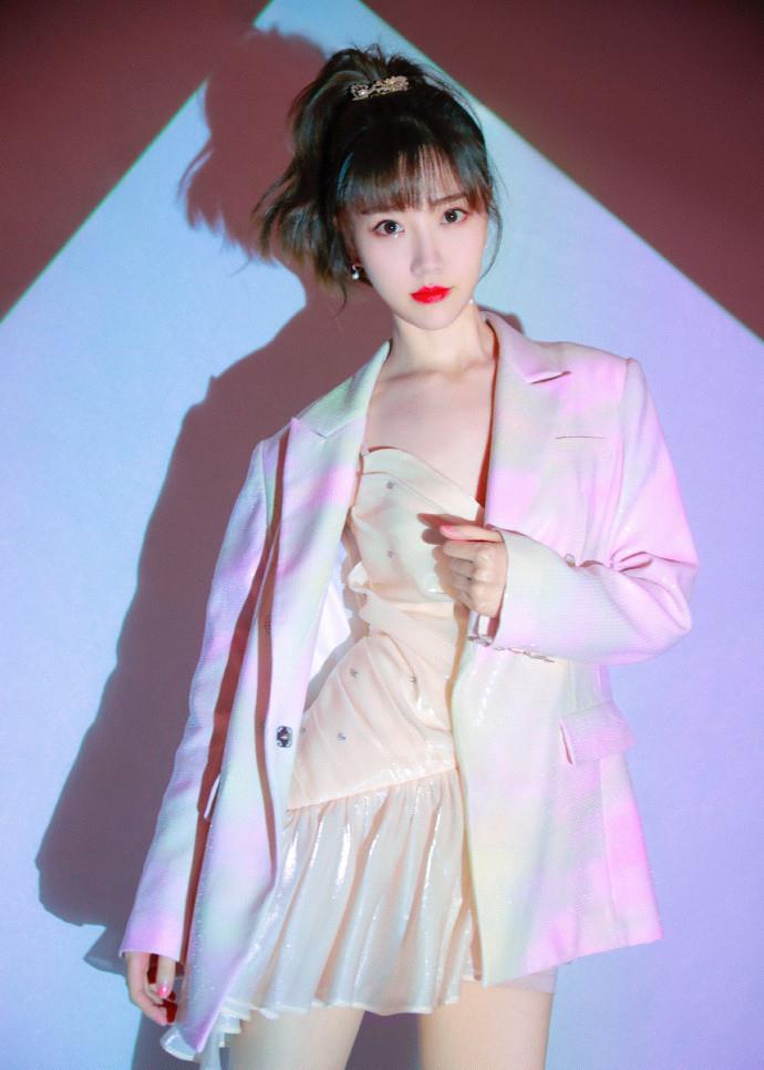 张纯烨不愧是主持人穿西装真显气质好羡慕