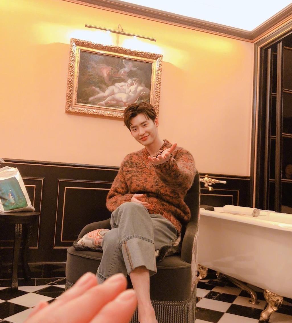 李钟硕退伍后风格大变消瘦身形搭配文艺长发气质忧郁分外迷人