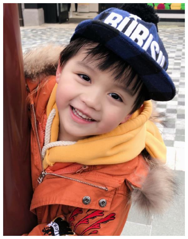 袁弘儿子才是"整容式"长大,五官精致可爱,意外撞脸曾舜晞!