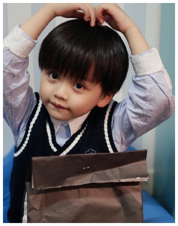 袁弘儿子才是"整容式"长大,五官精致可爱,意外撞脸曾舜晞!