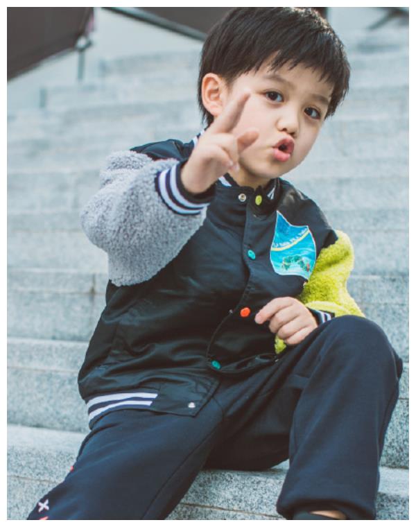 袁弘儿子才是"整容式"长大,五官精致可爱,意外撞脸曾舜晞!