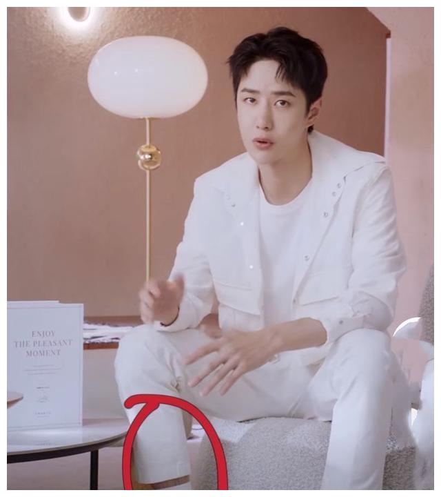 王一博代言新面膜!现场穿成"白马王子",却被"腿毛"抢了镜