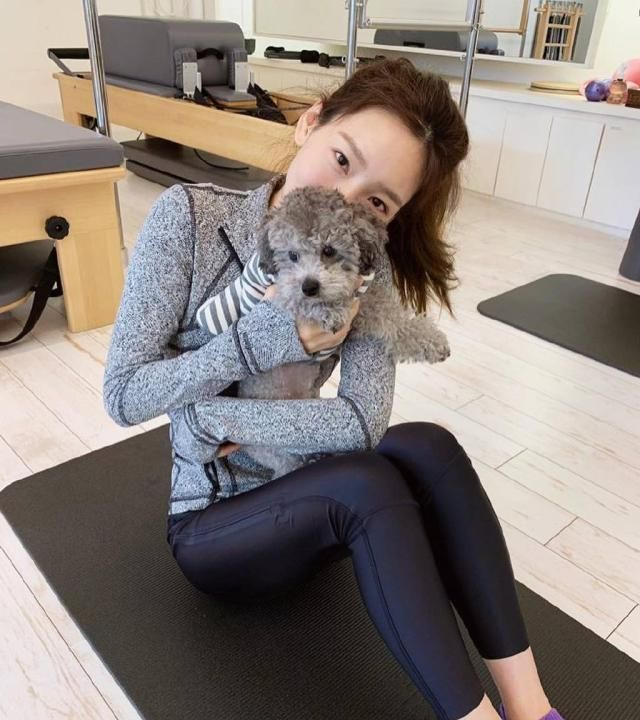 本来想吐槽一下金泰妍这次有多节俭呢,可是当我看到她脚上的运动鞋的