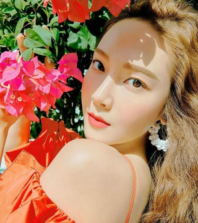 郑秀妍彩妆广告片曝光穿荷叶边红裙楚楚动人双手抱膝美成公主