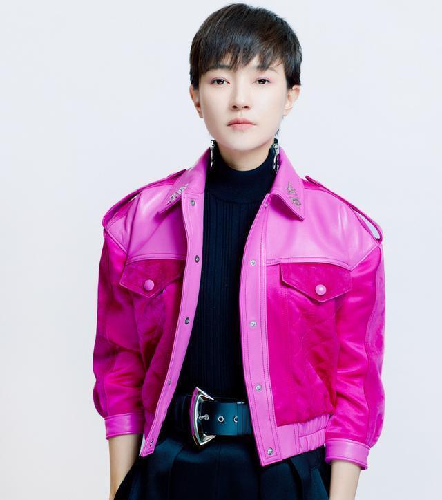 焦俊艳短发真是剪对了不仅看着更帅气还有一种男团既视感