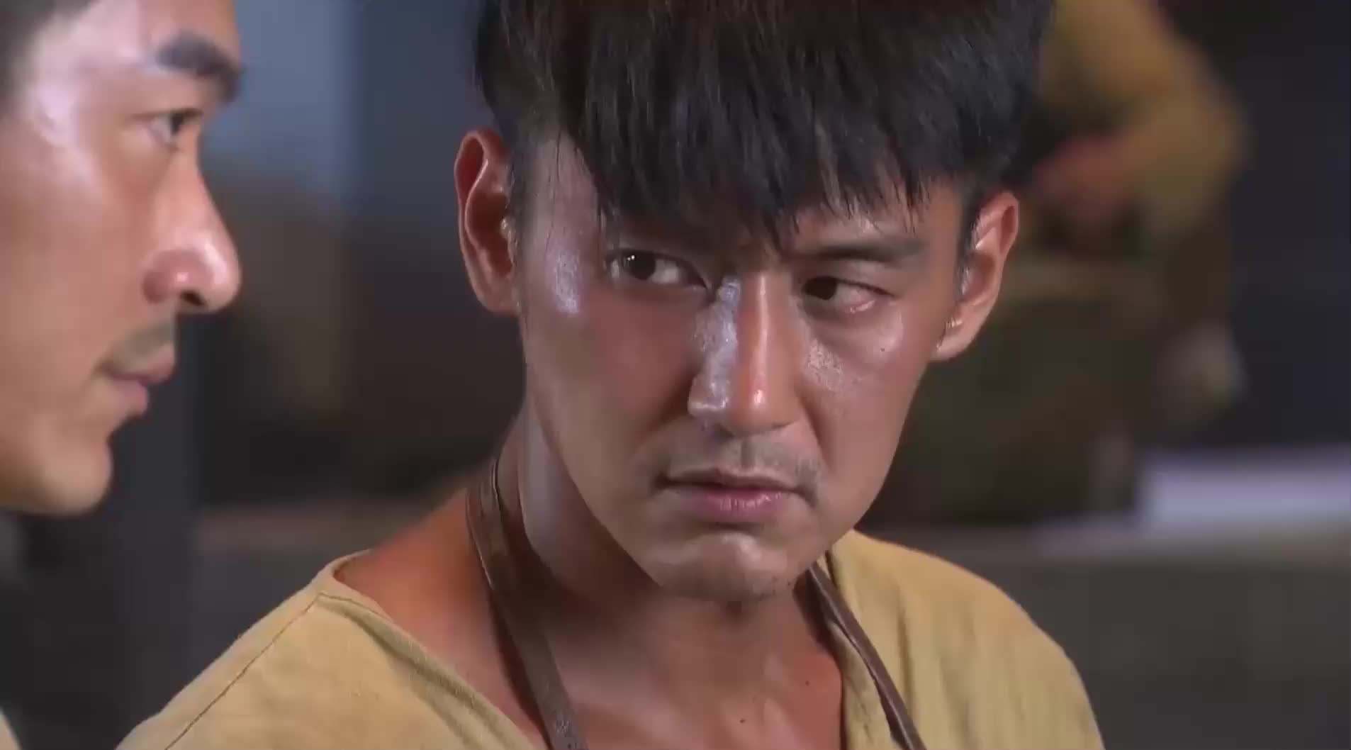 冲出月亮岛到了放风休息的时间老严路过看见了墨扬的口语