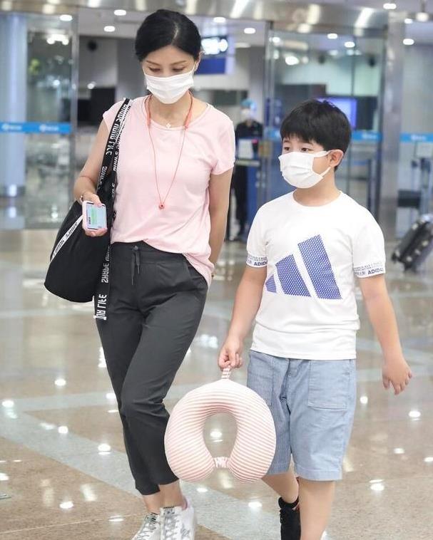 胡可和小鱼儿低调现身机场,穿黑色短袖搭配牛仔裤,美得太自然了