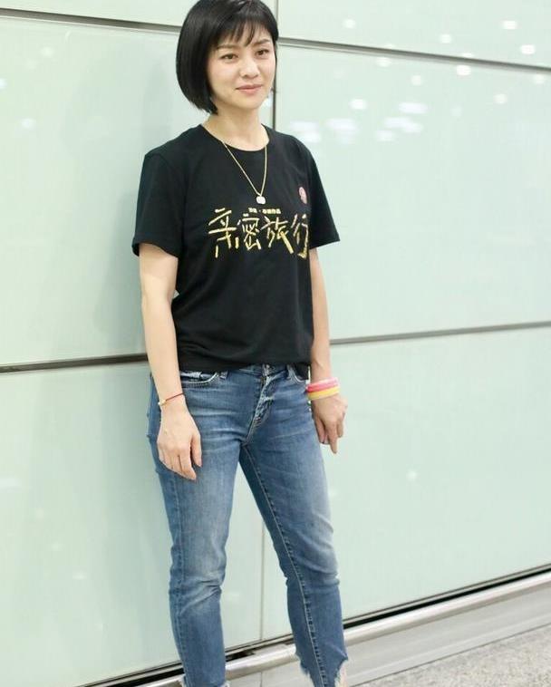 胡可和小鱼儿低调现身机场,穿黑色短袖搭配牛仔裤,美得太自然了
