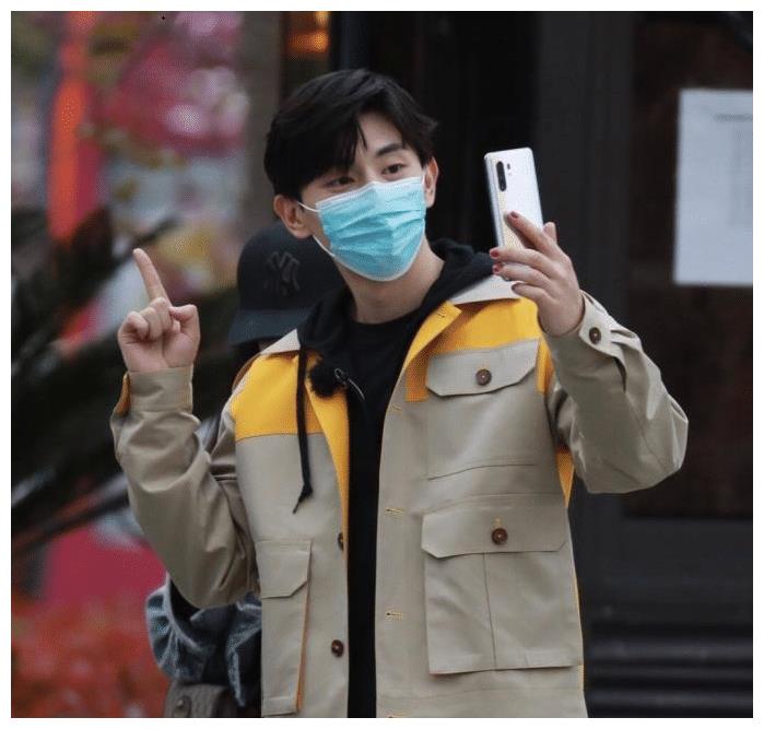 邓伦参加极挑路透有谁注意到他的手指精致的猪猪男孩