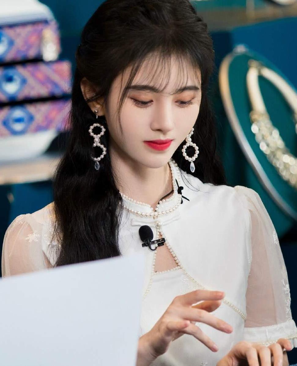 鞠婧祎换发型堪称整容晒活动后台生图这颜值是认真的