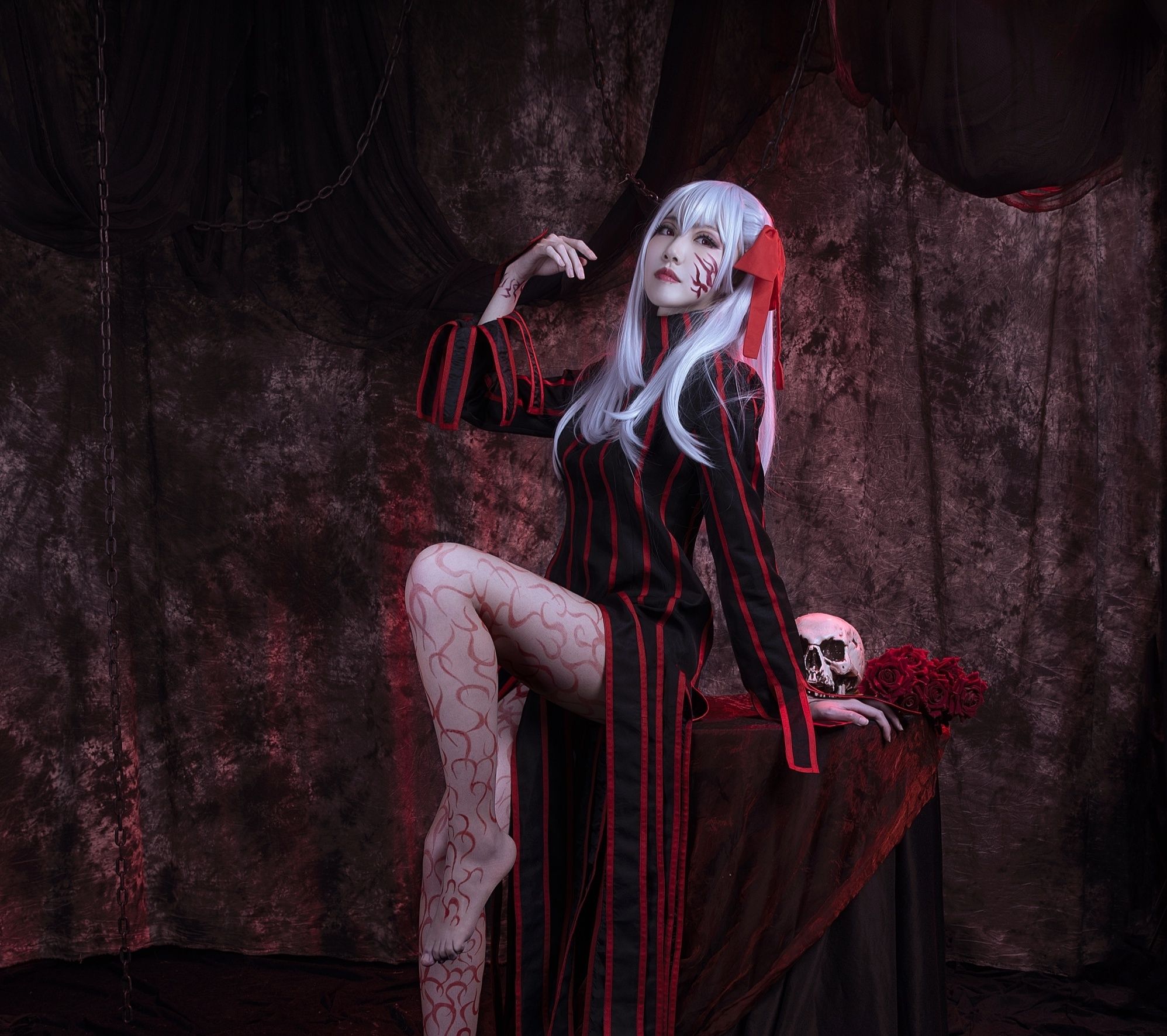 cosplay:黑化间桐樱,她腿上的图案是穿了丝袜,还是画上去的?