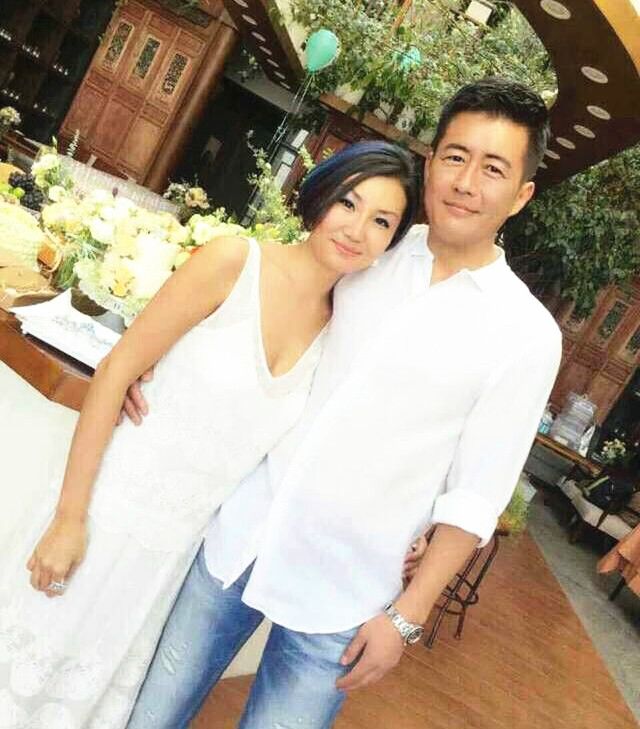 高曙光聚会打扮挺洋气小16岁娇妻一脸宠溺夫妇俩都是简约风