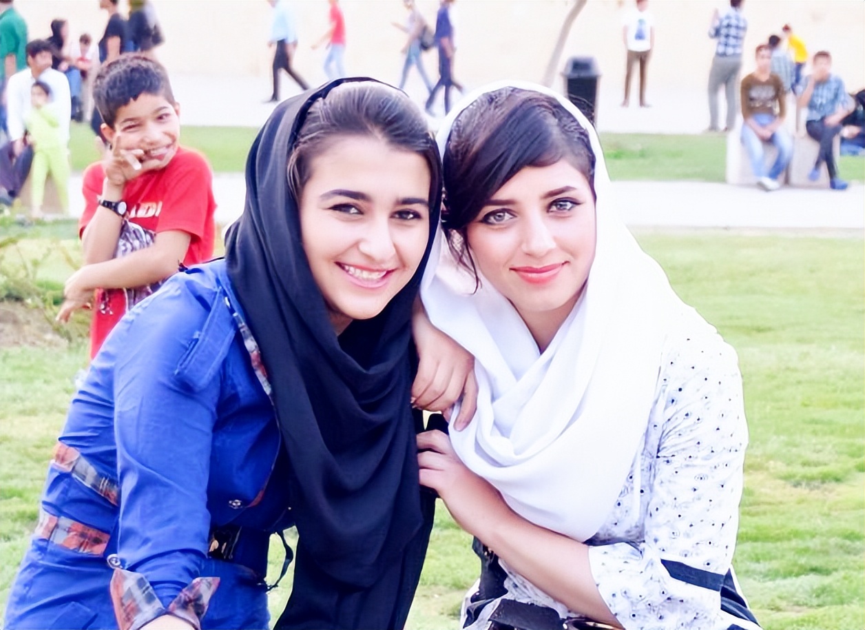 黑头巾大长袍看了伊朗女人的街拍原来头巾也可以美如彩虹