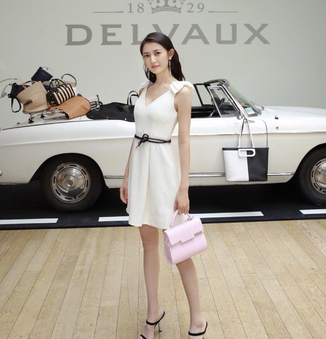 陈钰琪美出新高度一袭星空裙巧露身材微微一笑好少女