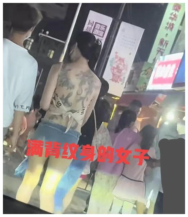 纪实:女子穿着一块布逛夜市,露出满背纹身惹争议,男友贴心搂腰休闲区蓝鸢梦想 - Www.slyday.coM 纪实:女子穿着一块布逛夜市,露出满背纹身惹争议,男友贴心搂腰休闲区蓝鸢梦想 - Www.slyday.coM