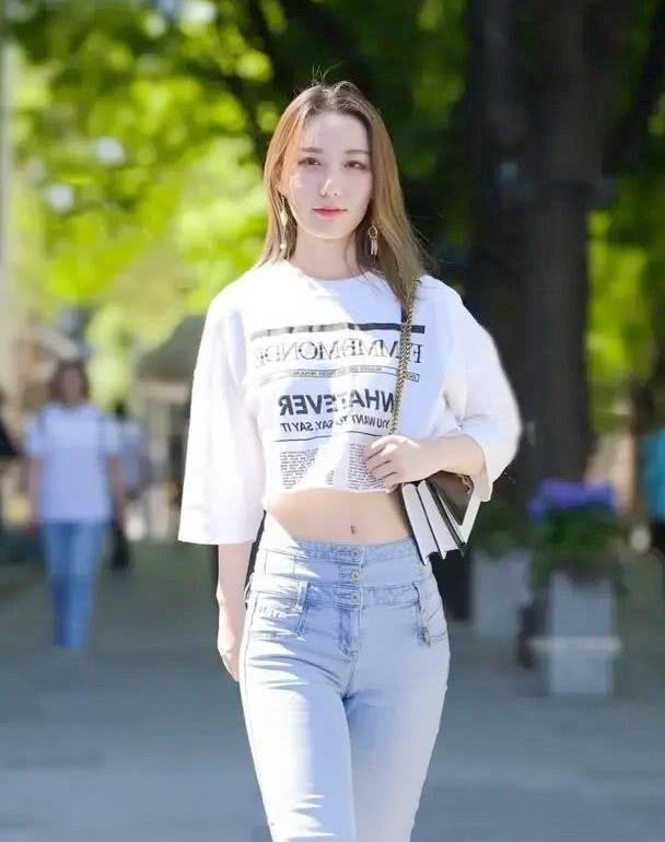 美女白色露脐装搭配紧身牛仔裤好身材秀出细腰