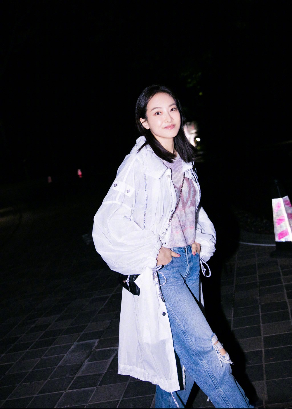 宋茜以盟可睐moncler 1952系列尼龙派克长外套打造轻盈春日造型