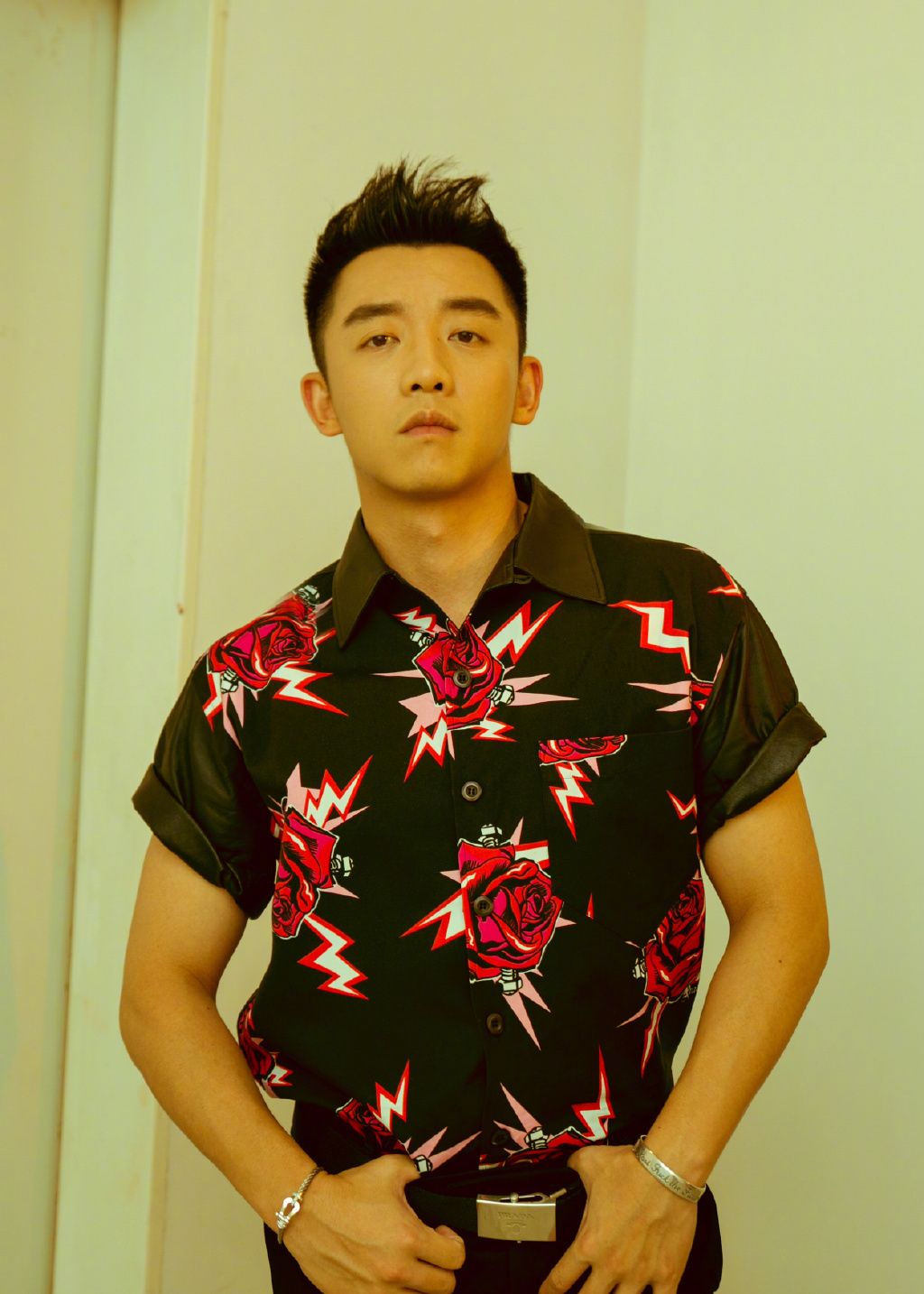 郑恺凭借阳光帅气的形象和超强的运动细胞,获有"小猎豹"的美称