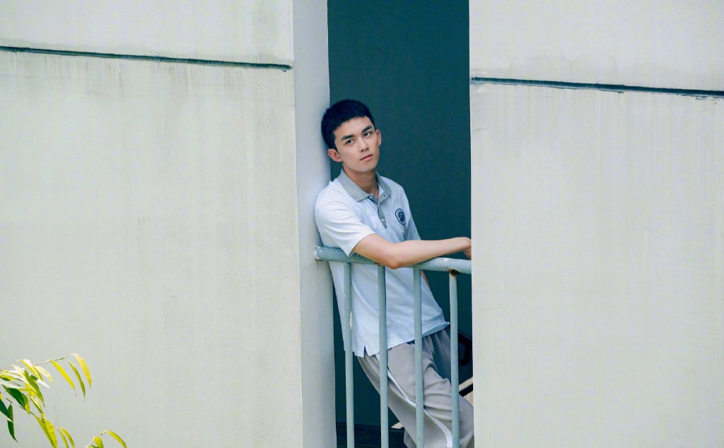 吴磊身着白色校服搭配寸头造型拍摄写真一组