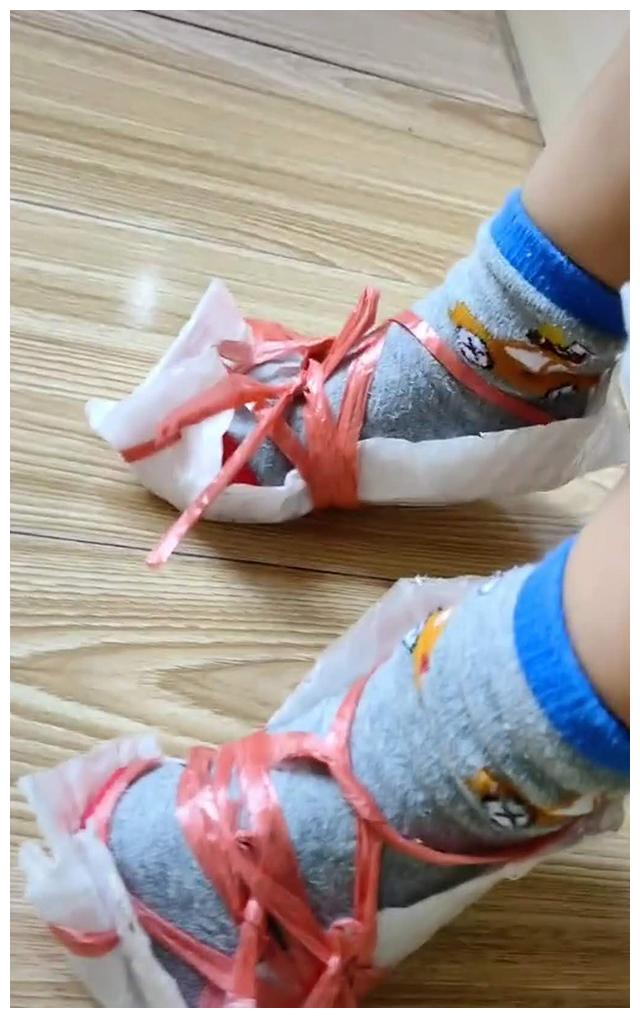 "全能幼师"火了,宝宝尿湿了鞋子,老师现场缝制新鞋,网友笑翻