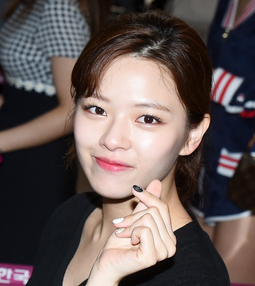 韩国女歌手!俞定延393425在机场比心_高清图集_新浪网