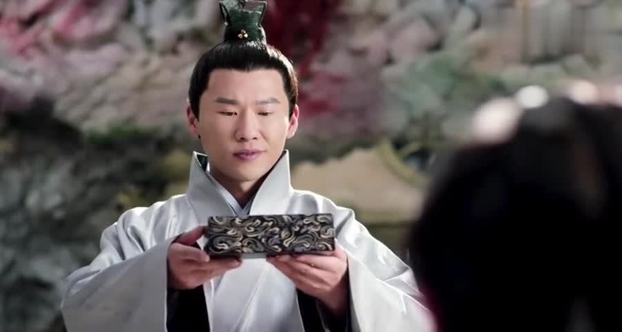 东华帝君将定情信物归还凤九,凤九暗自神伤,一旁司命满脸的心疼