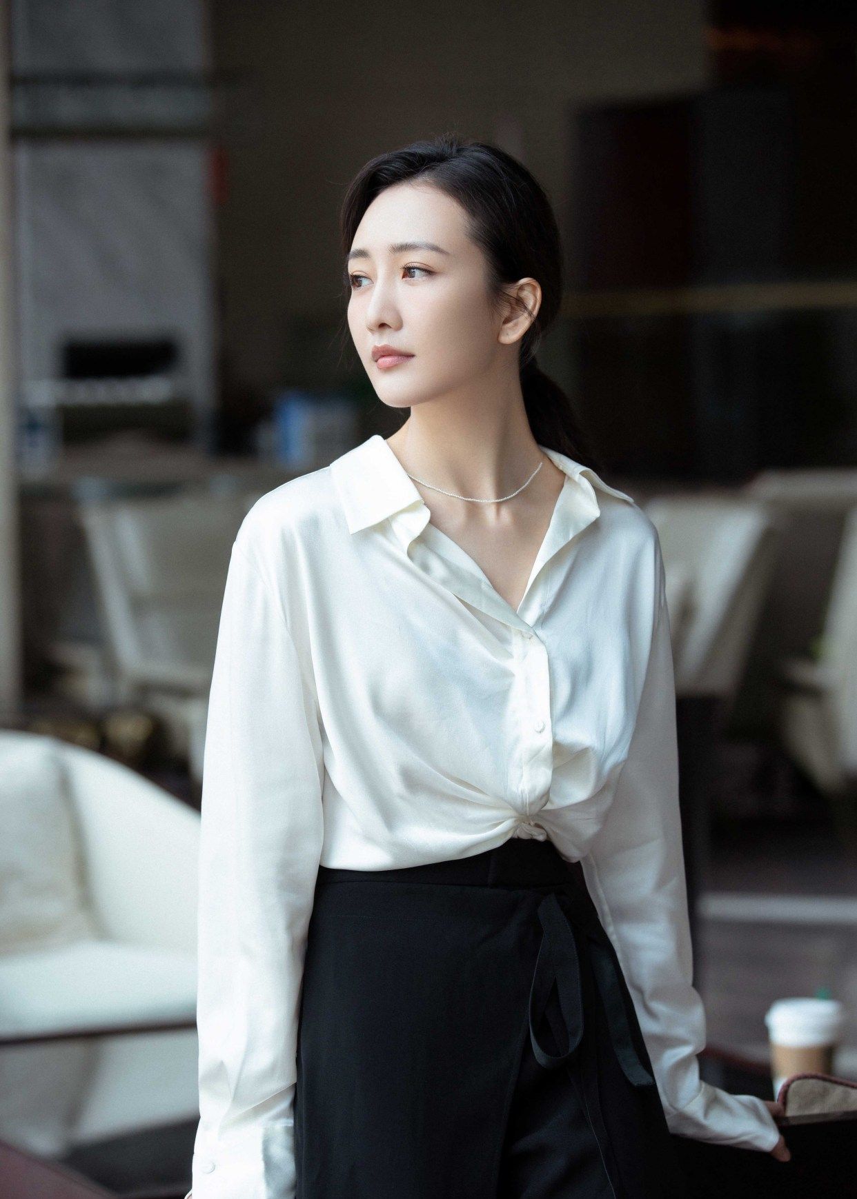 王鸥晒写真大片,白衬衫搭阔腿裤演绎职场女精英,气场全开