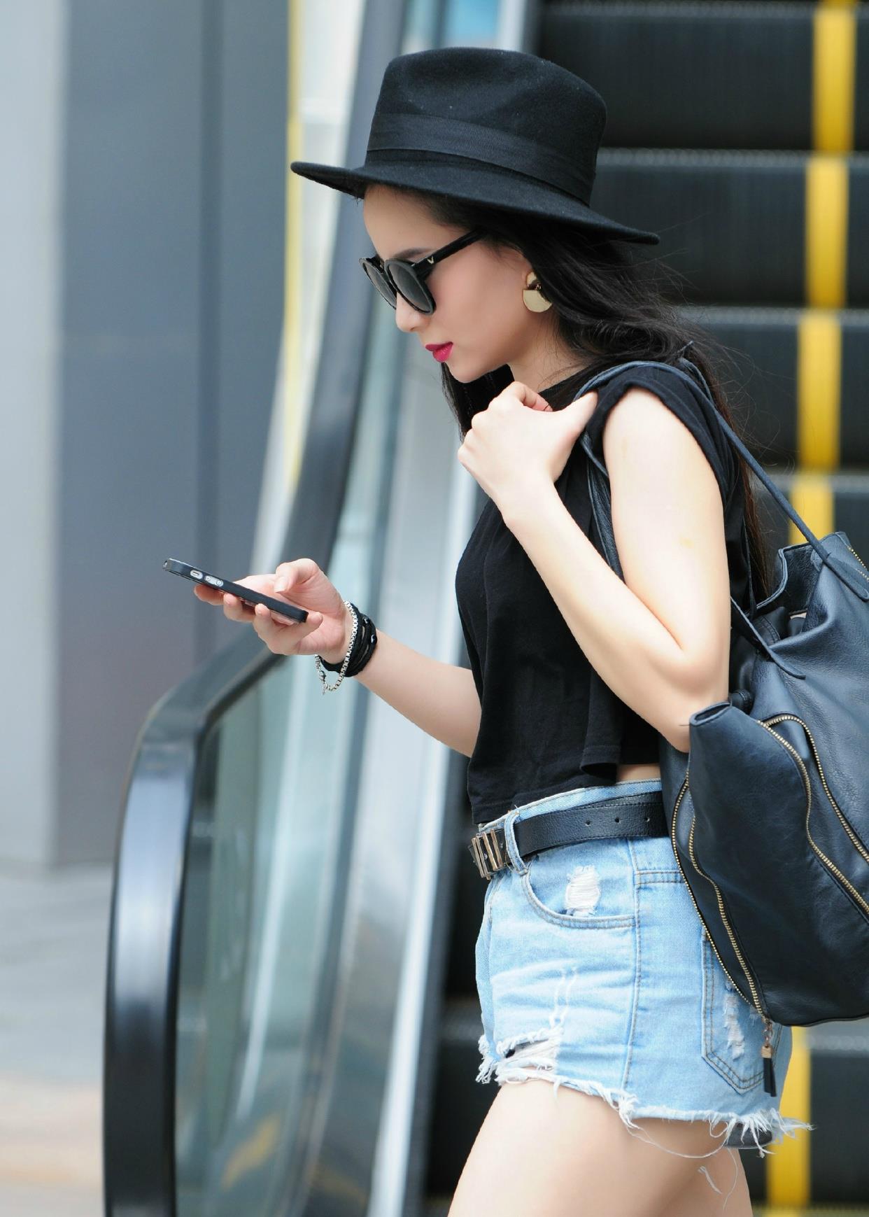 深秋时节,牛仔短裤,搭配马丁靴,穿出帅气感