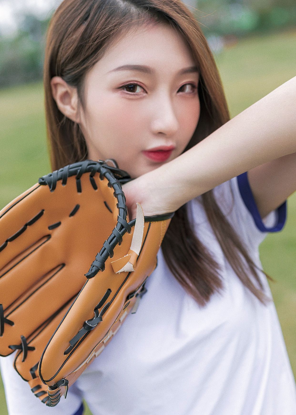 美女壁纸图片:好身材美女棒球场等你