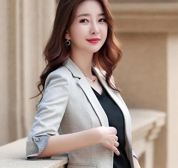 白皙无暇的白领美女街拍,娇嫩欲滴的绝美容颜