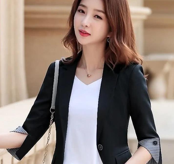 白皙无暇的白领美女街拍,娇嫩欲滴的绝美容颜