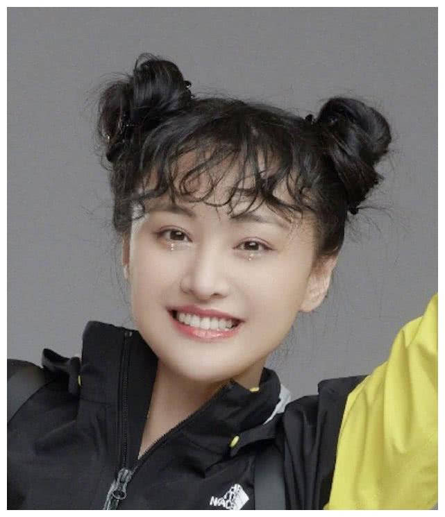 郑爽泡面刘海加双丸子头,化珍珠泪妆清爽又减龄,元气满满小仙女