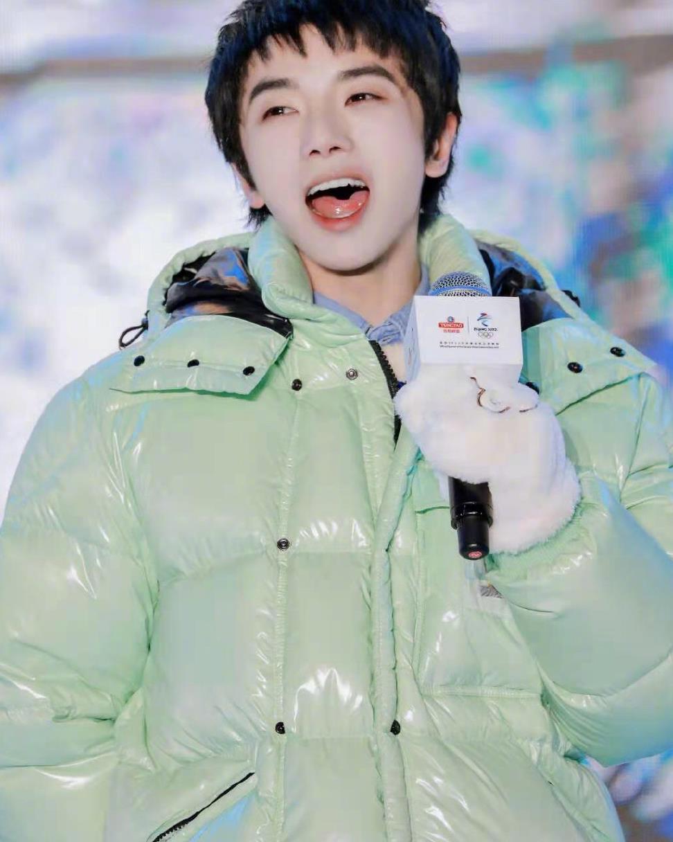 华晨宇身着薄荷绿羽绒服现身活动,温暖清新的色彩尽显阳光青春