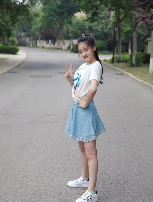 森碟怎么变样了12岁近照眉眼神似爸爸穿运动装脸大下巴长