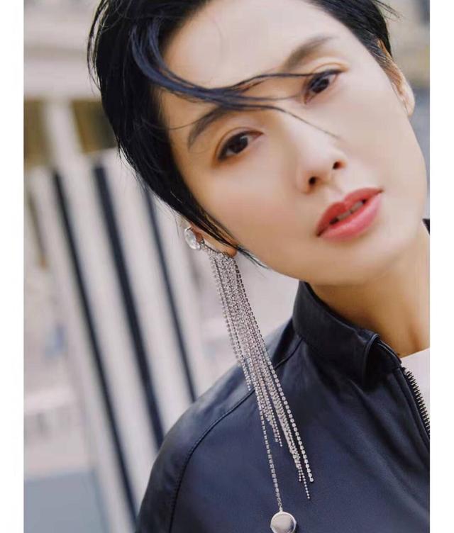 朱茵中性短发清爽如少女流苏耳环连体皮衣帅气足状态好到开挂