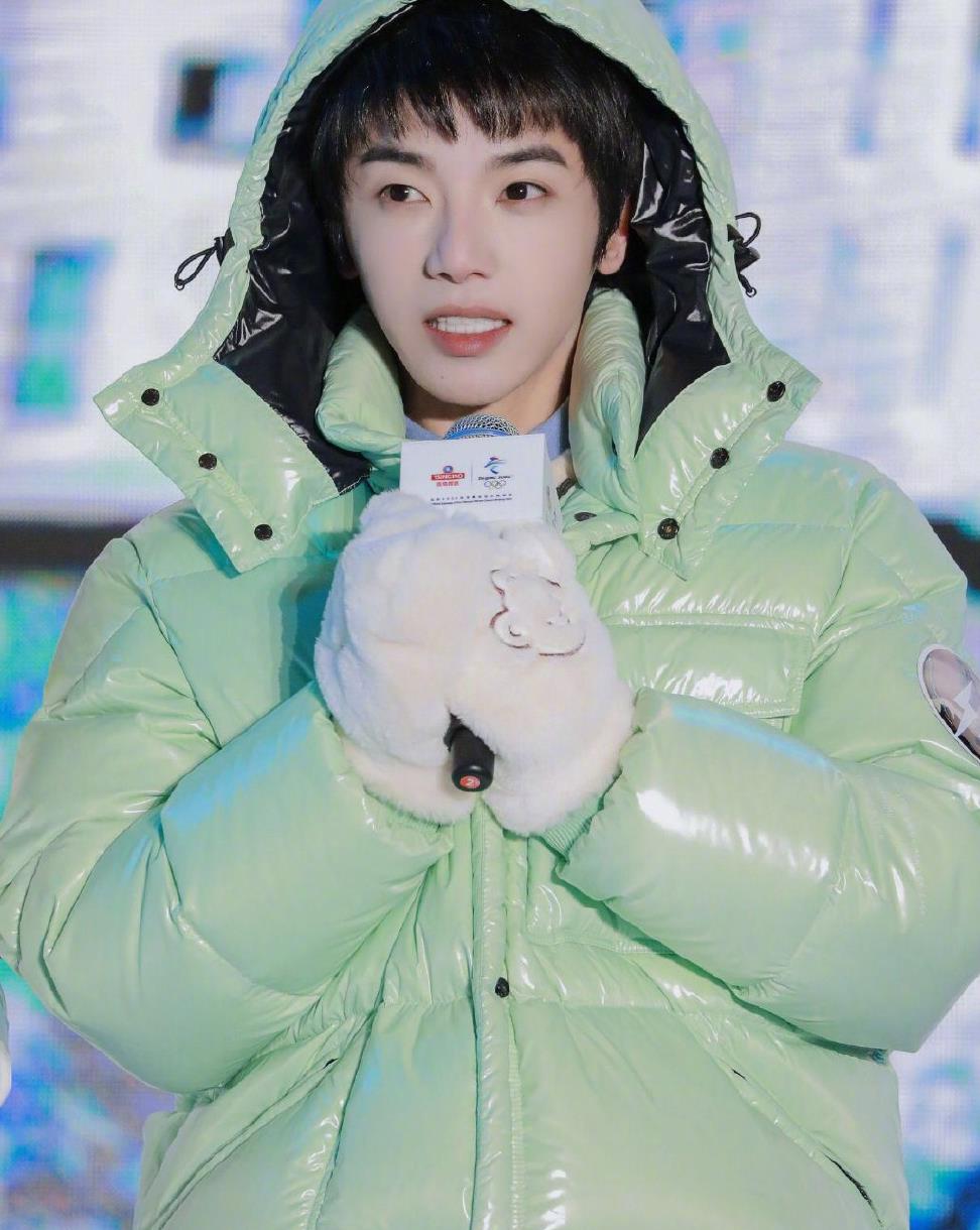 华晨宇身着薄荷绿羽绒服现身活动,温暖清新的色彩尽显阳光青春