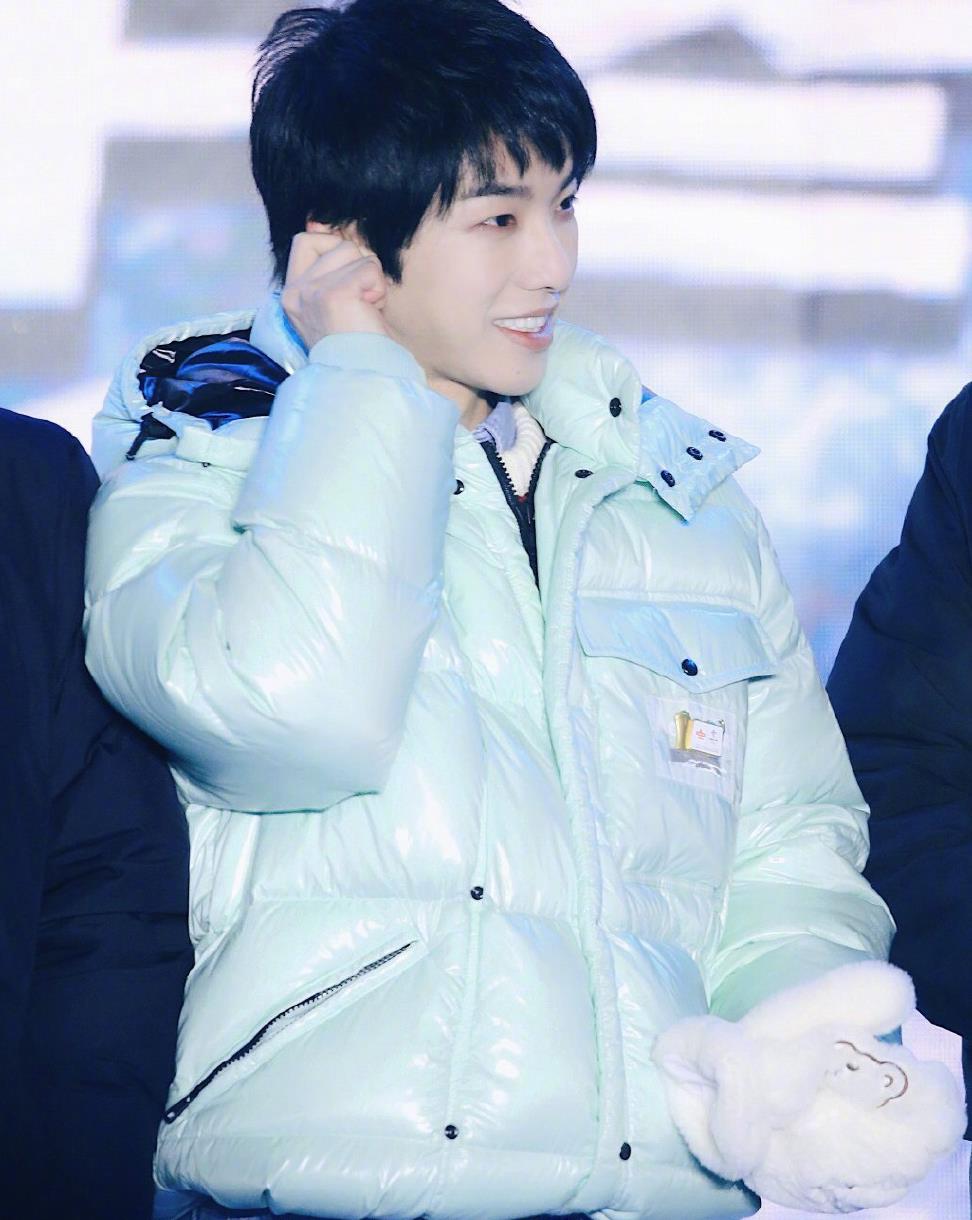 华晨宇身着薄荷绿羽绒服现身活动,温暖清新的色彩尽显阳光青春