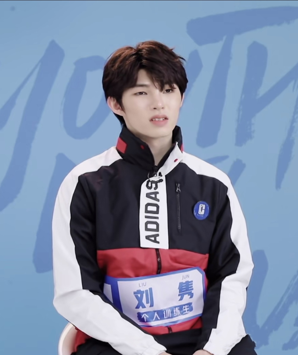 刘隽青春有你3首轮公演再夺第一舞蹈天花板交完美答卷