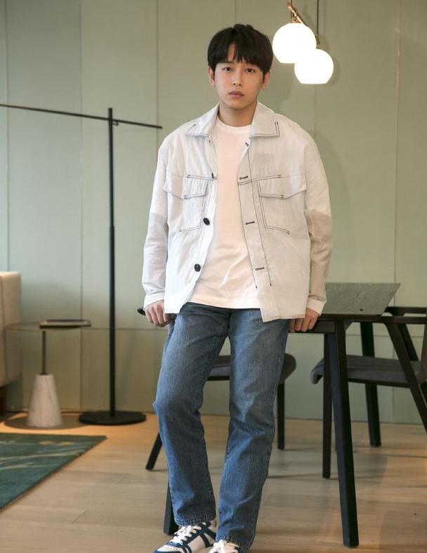 彭昱畅的私服太绝了,透视外套配白t,男孩子们快get起来