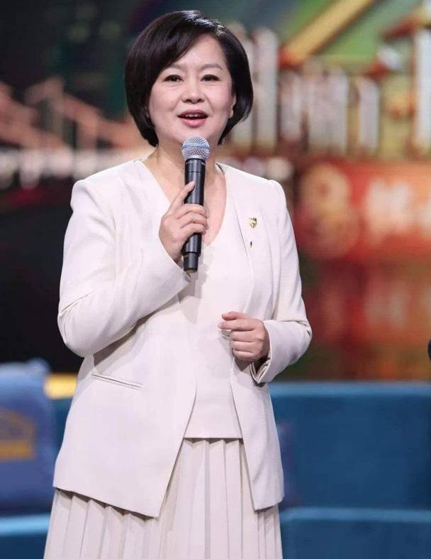 鞠萍姐姐胖得优雅,穿红色蕾丝配黑裙端庄大方,好气质和身材无关