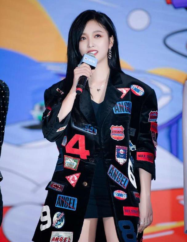 吴宣仪走街头秀美腿,穿牛仔衣配超短裤,生图的颜值也令人惊艳