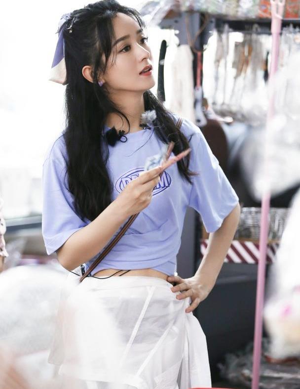 赵丽颖产后复出上综艺,甜酷粉黑穿搭,女神依旧少女感十足啊